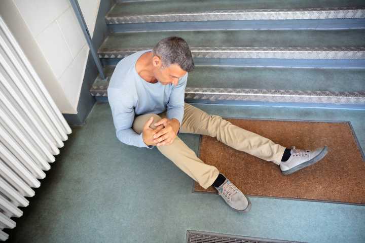 6 Mistakes to Avoid When Hiring a Slip and Fall Lawyer