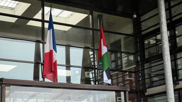 Más de 50 alcaldías francesas izan la bandera palestina