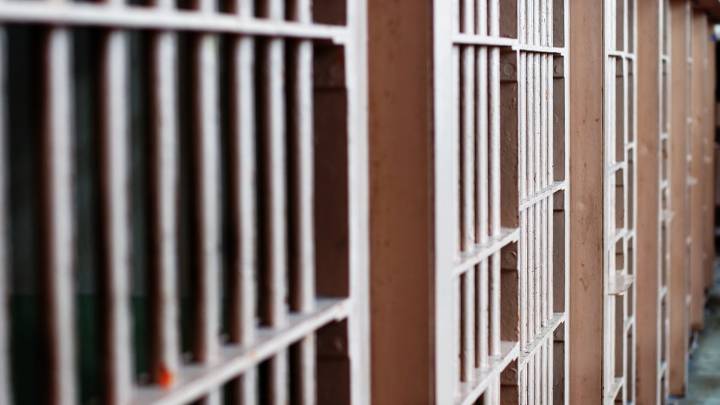 Pa. substitute teacher sentenced after assaulting teen in store