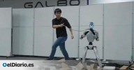 Un robot encadenado aguanta golpes y empujones sin caer y revela hasta dónde llega hoy la resistencia de estas máquinas: "Este tipo va a ser el primero en morir en la rebelión de los robots"