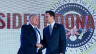 Charlie Kirk, activista de derecha y aliado de Donald Trump, fue herido de bala en una universidad