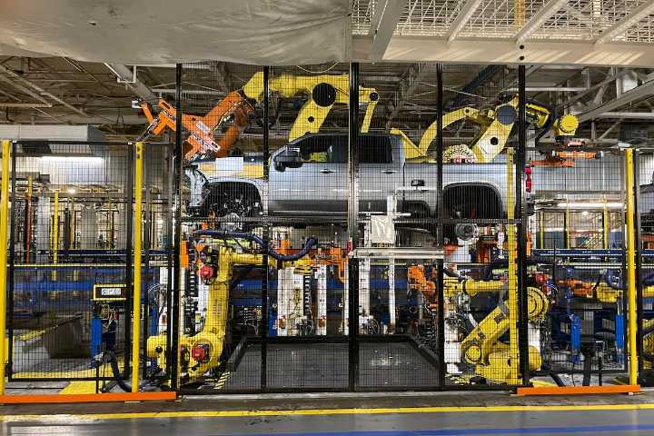 Stellantis, GM shift announcements a ‘sign of life’ for auto sector, union head says