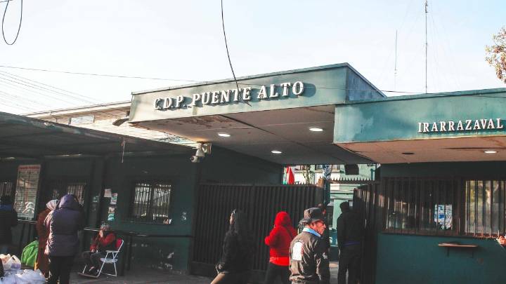 Cinco reos intentaron fugarse desde la cárcel de Puente Alto: Personal de Gendarmería frustró la huida