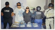 Policías en Cancún incautan sustancias ilícitas y estupefacientes a un hombre y una mujer