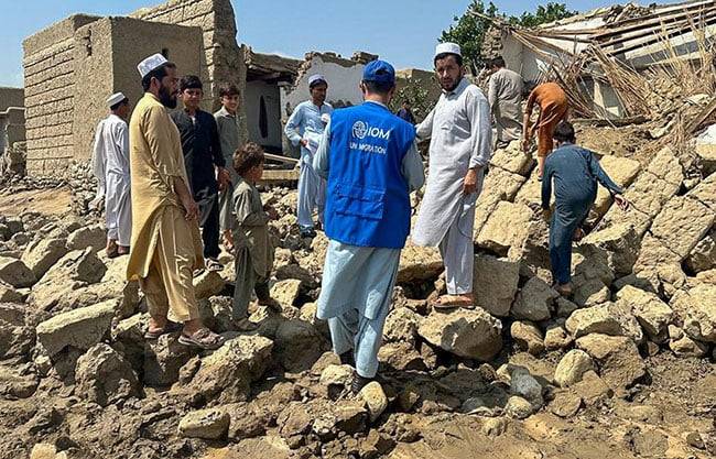 Suman más de 800 muertos por devastador terremoto de magnitud 6.0 en Afganistán