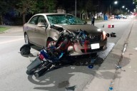 Dos motociclistas heridos tras chocar con auto que hizo maniobra prohibida en Avenida Zanni