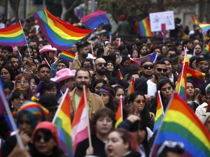Pareja de Valparaíso se convirtió en el primer matrimonio homoparental en adoptar legalmente a un niño