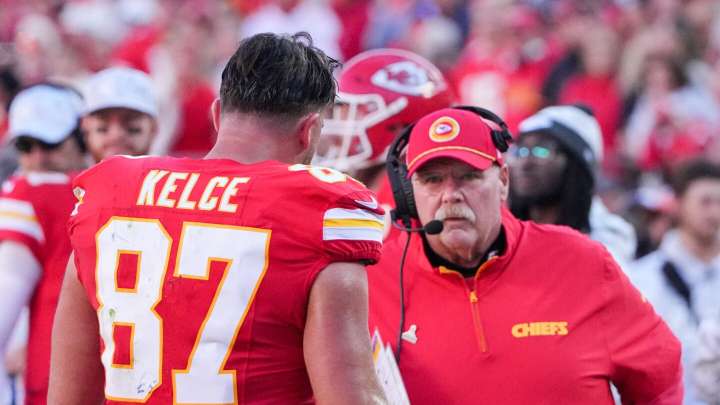 Andy Reid, Travis Kelce jaw at one another on sideline in second quarter