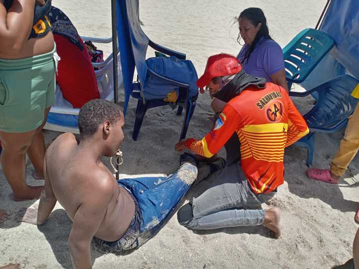 ESTABA EMOCIONADO: Joven discapacitado rescatado cuando se lanzó al mar Caribe en el muelle de Riohacha
