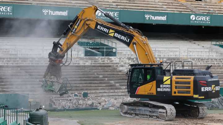 El Betis tira la grada más antigua del Benito Villamarín