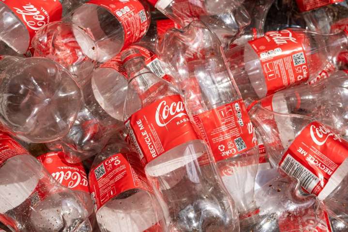 Coca-Cola instala máquinas expendedoras inversas amigables con el ambiente en universidades