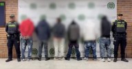 ¡Esto se sabe! Hombres capturados por pintar grafitis del Clan del Golfo en Bogotá