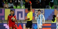 Una roja y un penal no sancionado: los dos groseros errores del árbitro que perjudicaron a Argentina en su debut en el Mundial Sub 20