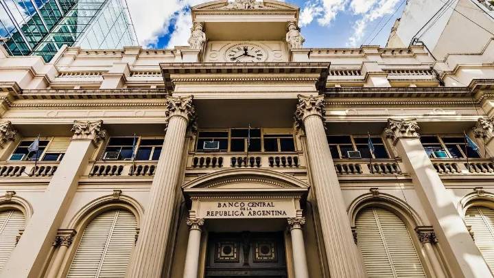 Vuelve el cepo: el gobierno restringe compra de dólares a personas humanas