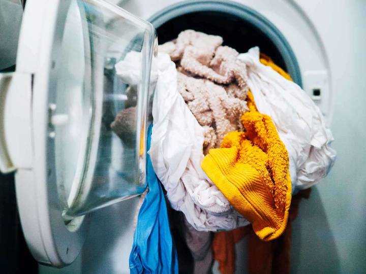 Woman Disgusted After Roommate Washes Kitchen and Bathroom Towels Together