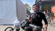 Ganador denuncia baches y desigualdad en Maratón de CDMX; lanza reclamo en premiación