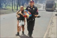 “Super abuelita” se convierte en escudo humano para salvar a su nieta en explosión de pipa