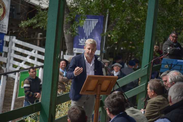 Frigerio: «las rutas 1 y 2 me quitan el sueño». Busca financiamiento para repavimentarlas
