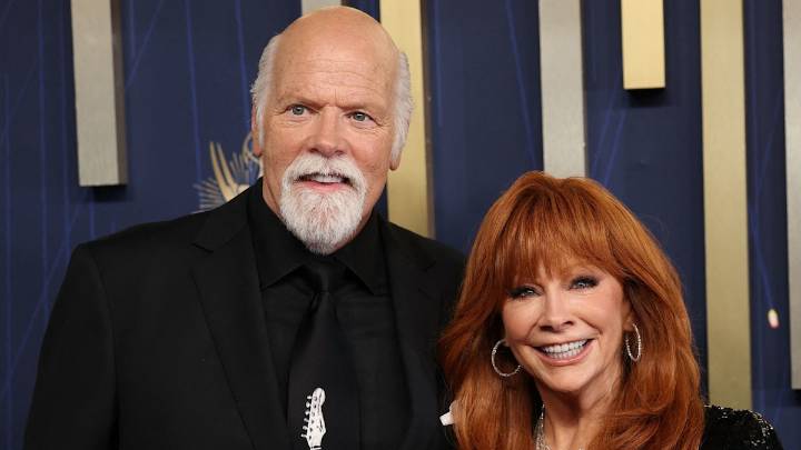 The biggest sign Reba McEntire flashed at the Emmys of her engagement to Rex Linn