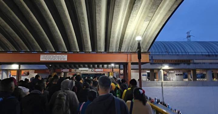 Lluvias ‘frenan’ al Metro de CDMX: Usuarios de Líneas 2, 3, 8, A y B reportan retrasos y marcha lenta HOY