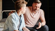 ¿Qué significa mira hacia la izquierda cuando mantienes una conversación? Esto es lo que dice la psicología