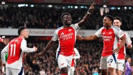 Arsenal escala a la cima del fútbol inglés