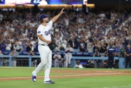 Deadspin | MLB roundup: Dodgers down Giants, seal another playoff bid