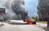 Automóvil se incendia por completo en olonia Cumbres