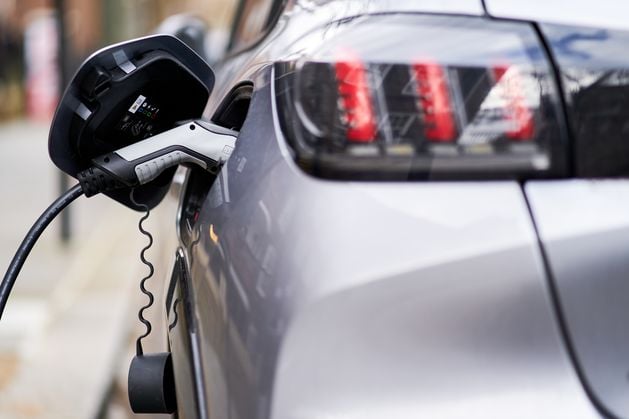 Just 31% of people willing to walk 10-plus minutes home from EV charger – poll