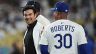 Checo Pérez evoca al “Toro” Valenzuela en visita a los Dodgers