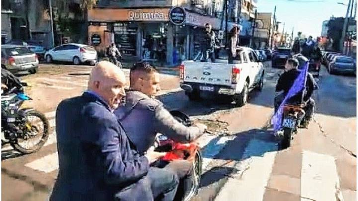 El hombre que rescató a Espert en moto es un barra con vínculos con La Libertad Avanza