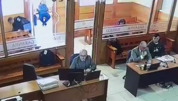 El momento en que sujeto le robó la mochila a su propio abogado en plena audiencia en Temuco