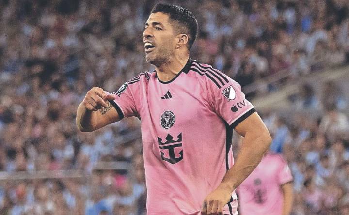 Luis Suárez reconoce error y pide perdón por escupir a rival en la Leagus Cup; "Me equivoqué"