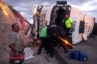 Hombre muere en el hospital tras volcar en carretera, en Saltillo
