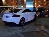 Perdió el control de su Audi TT y chocó contra la entrada del Hotel Hilton de Puerto Madero: hay dos heridos