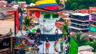 ¿Una más? Nueva escultura monumental del dios griego Apolo se exhibe en la Comuna 13