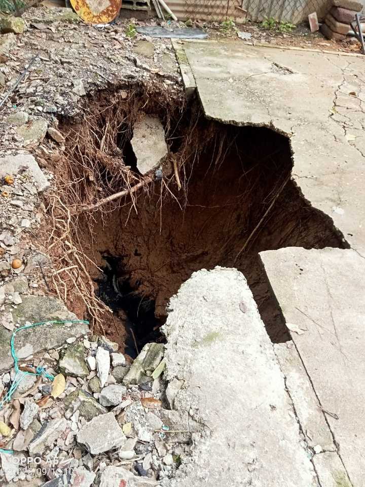Socavón amenaza viviendas en fraccionamiento San Manuel, Centro