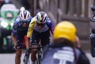 Bernal se estrena en la Vuelta en otra etapa recortada por...