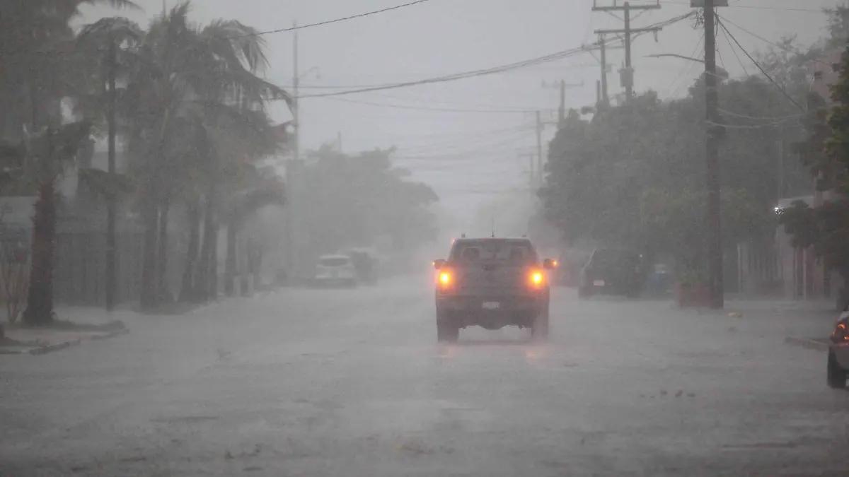 Lorena se intensifica a huracán categoría 1 mientras se desplaza por el Pacífico mexicano