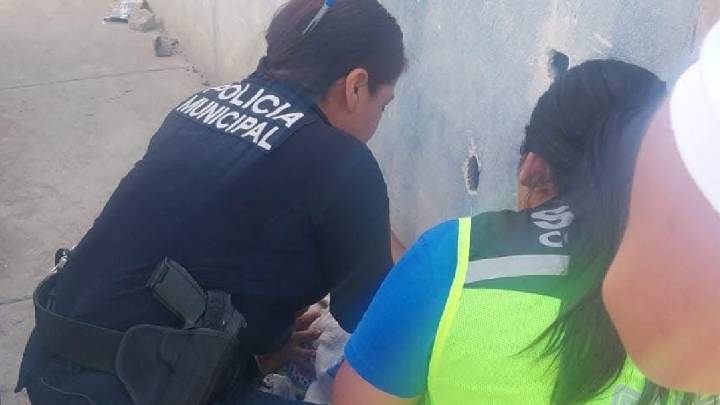 Policías de Torreón asisten a joven durante parto; no alcanzó a llegar a hospital