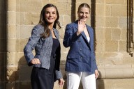 La Reina Letizia y la Princesa Leonor juegan al contraste de estilos y triunfan con perfectos looks de otoño en su visita a Navarra