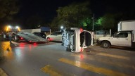 Le cierran paso a conductor al norte de Saltillo y vuelca; dos autos más terminaron con daños
