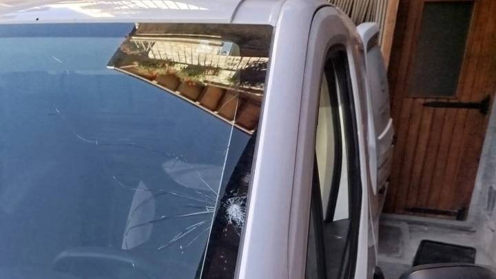 Otro susto en los túneles de Plan: una piedra rompe la luna de la furgoneta del panadero