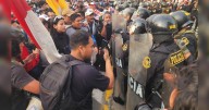 Marcha contra Boluarte y el Congreso: PNP reprime a manifestantes con bombas lacrimógenas en Plaza San Martín