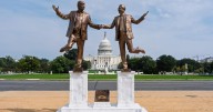 FOTOS: Así luce la curiosa estatua de Trump y Epstein que apareció en Washington