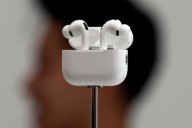 Un intérprete en tus oídos. Cómo funciona la traducción simultánea de los nuevos auriculares de Apple