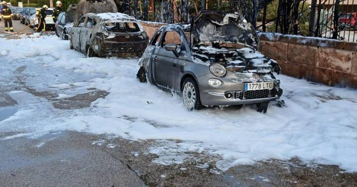 Un incendio destruye cuatro coches y cuatro motos en Llucmajor