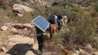 Recorrieron un camino a pie y a lomo de burro para instalar un kit fotovoltaico en una casa