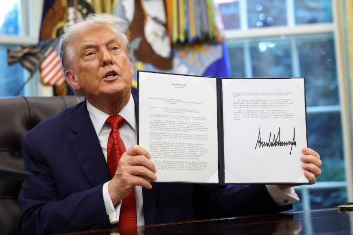 Trump signs executive order declaring TikTok sale meets U.S. requirements