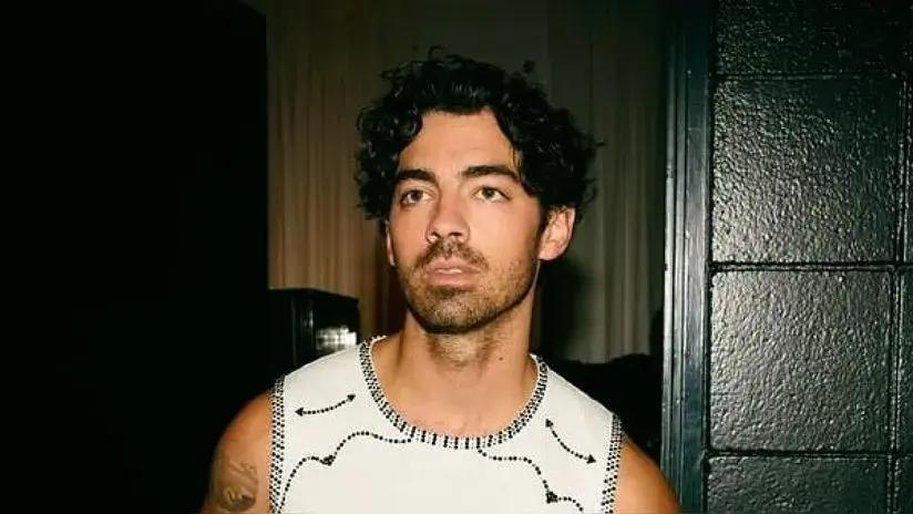 ¿Qué pasó con Joe Jonas? Cantante genera reacciones tras video viral limpiándose la nariz en el escenario